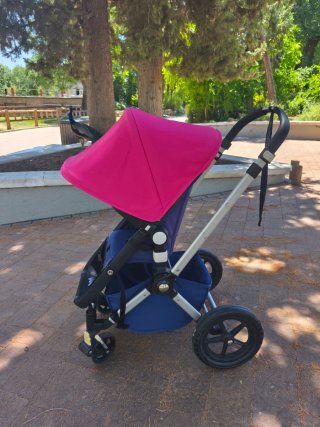 Carro de bebé Bugaboo azul y rosa