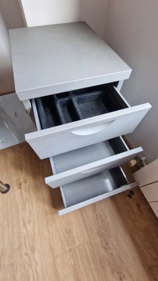 Cajonera metálica gris con ruedas