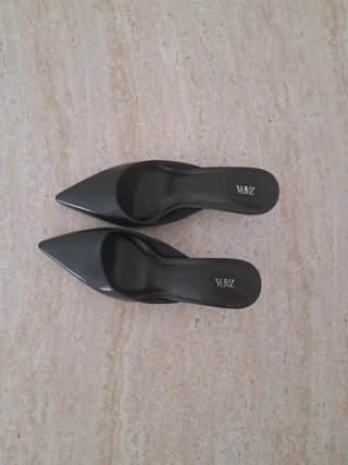 Mules tacón bajo Zara negros