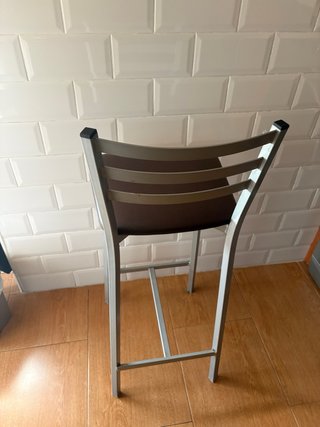 Taburete de cocina marrón y plateado
