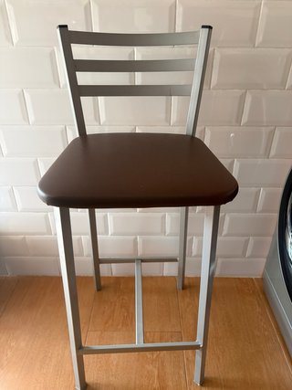 Taburete de cocina marrón y plateado