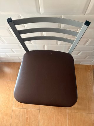 Taburete de cocina marrón y plateado