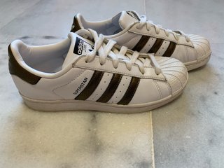 Zapatillas Adidas Superstar Blancas y Doradas