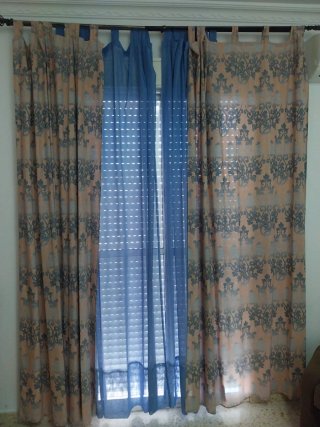 Cortinas beige y azul + Barra
