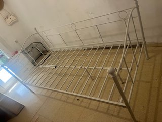 Cama individual metálica blanca