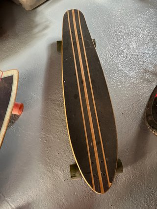 Longboard con diseño de rayas