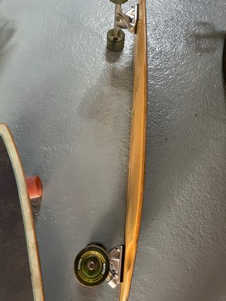 Longboard con diseño de rayas