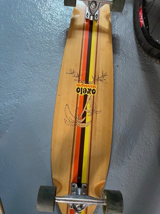 Longboard con diseño de rayas