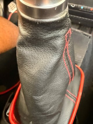 Pomo + funda cambio piel perforada, costura roja —