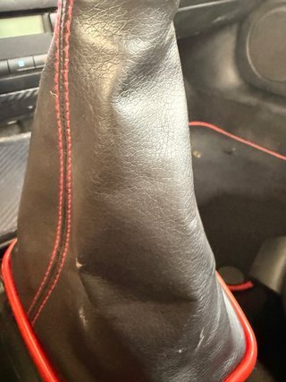 Pomo + funda cambio piel perforada, costura roja —