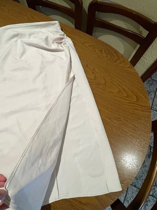 Falda blanca con abertura