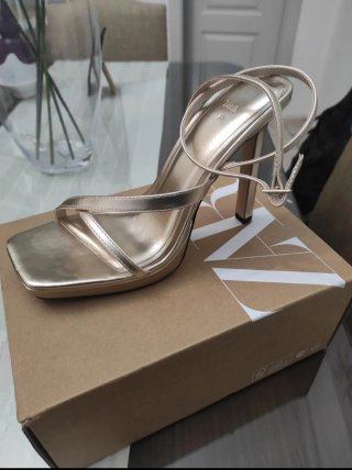 Sandalias Zara Talla 39 Doradas