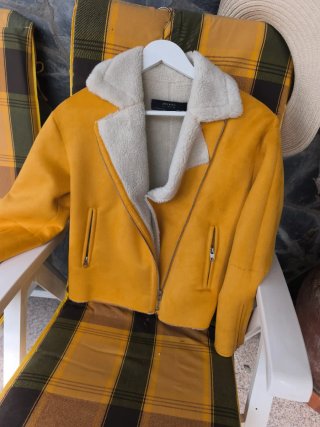 Chaqueta borreguito Zara amarilla Talla xs