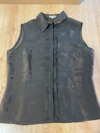 Blusa marrón sin mangas con volantes