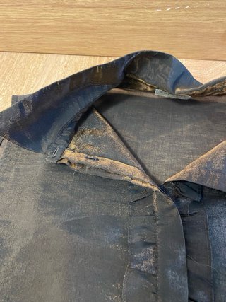Blusa marrón sin mangas con volantes