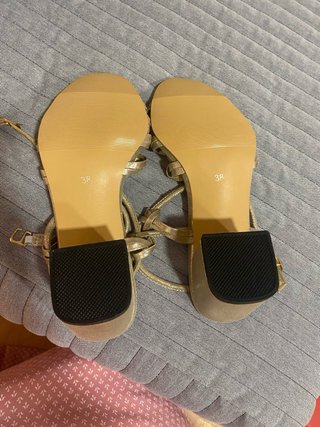 Sandalias doradas de fiesta