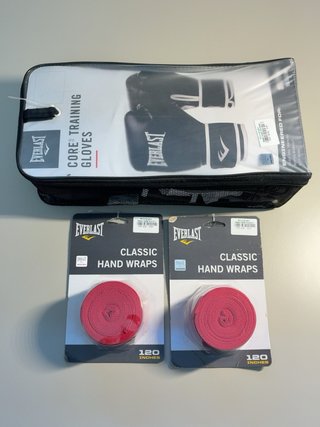 Guantes Everlast Core Training + 2 Vendas Rojas
