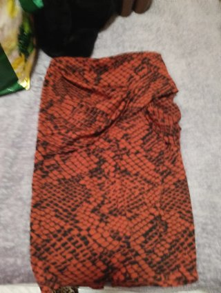 Falda estampada naranja y negra