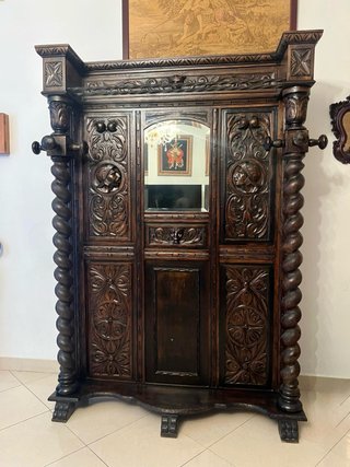 Recibidor antiguo de madera tallada