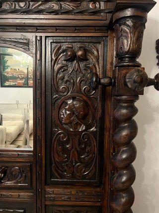 Recibidor antiguo de madera tallada