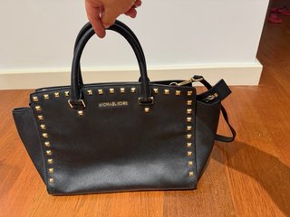 Borsa Michael Kors nera con borchie dorate