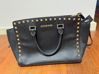 Borsa Michael Kors nera con borchie dorate