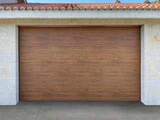 Puertas de garaje seccionales automáticas.