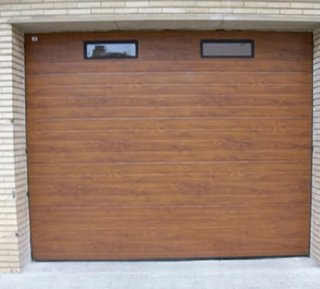 Puertas de garaje seccionales automáticas.