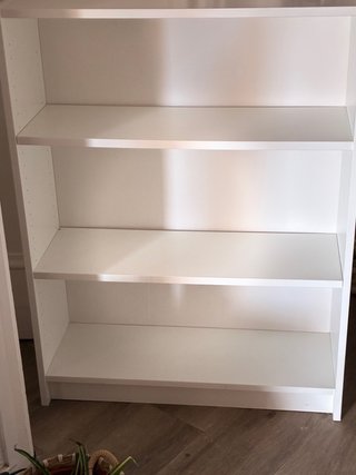 Estantería blanca de madera