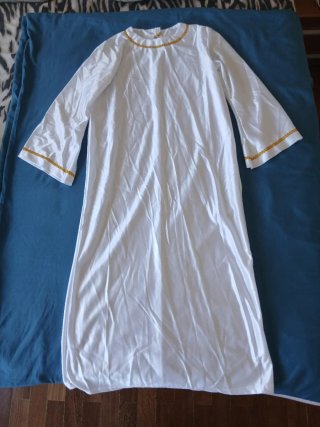 Disfraz blanco con detalles dorados