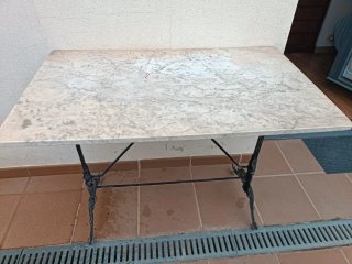 Mesa de mármol y forja