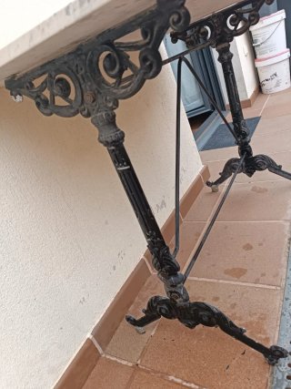 Mesa de mármol y forja