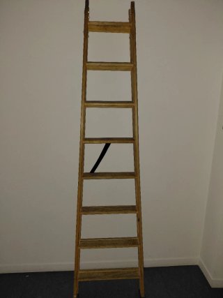 Escalera de madera reforzada