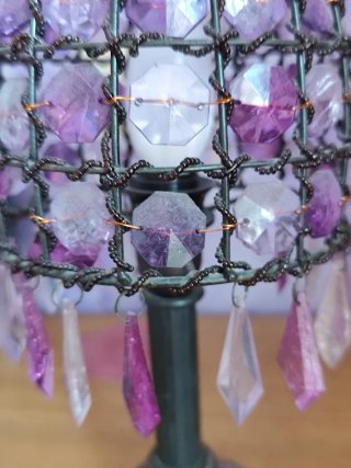 Lámpara de mesa morada y transparente