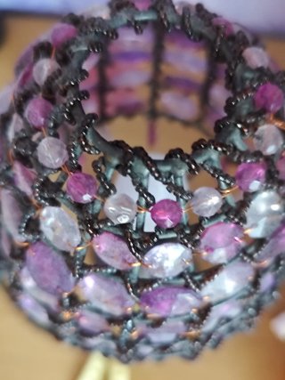 Lámpara de mesa morada y transparente