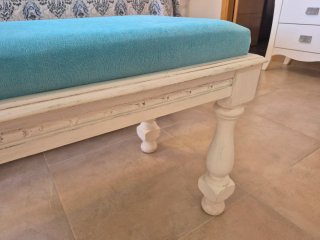 Banco pie de cama celeste y blanco