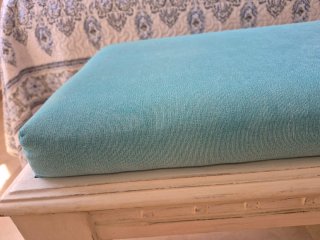 Banco pie de cama celeste y blanco