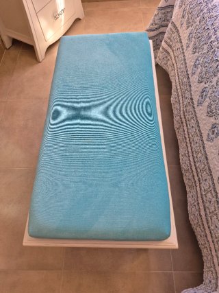 Banco pie de cama celeste y blanco