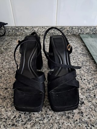 Tacones de terciopelo negros