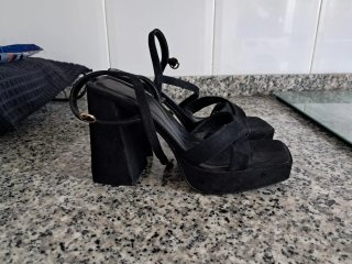 Tacones de terciopelo negros