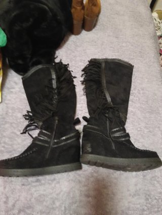 Botas altas negras con flecos