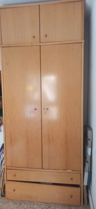 Armario de madera marrón