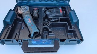Tijera Bosch GUS 12V-300 con batería y L-Boxx
