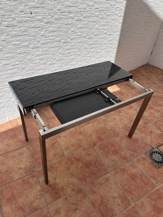 Mesa de cristal negra con patas metálicas