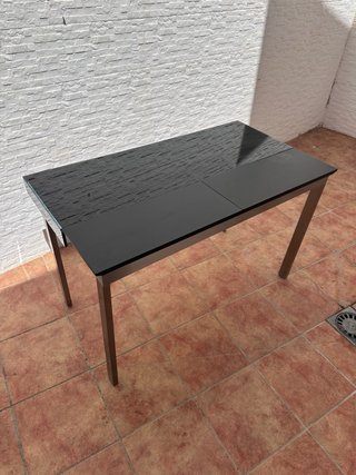 Mesa de cristal negra con patas metálicas