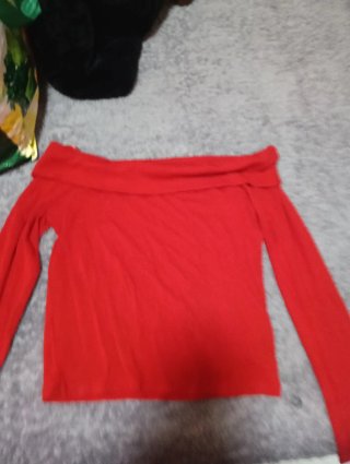 Camiseta roja hombros descubiertos