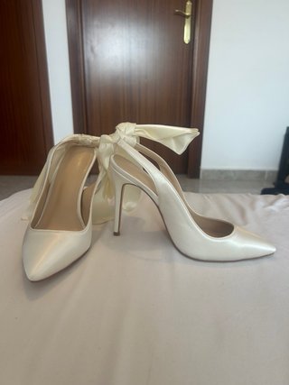 Zapatos de tacón blancos con lazo