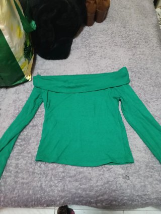 Camiseta verde escotada manga larga