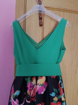 Vestido de fiesta verde y estampado floral