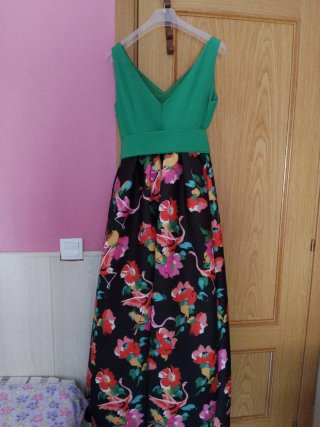 Vestido de fiesta verde y estampado floral